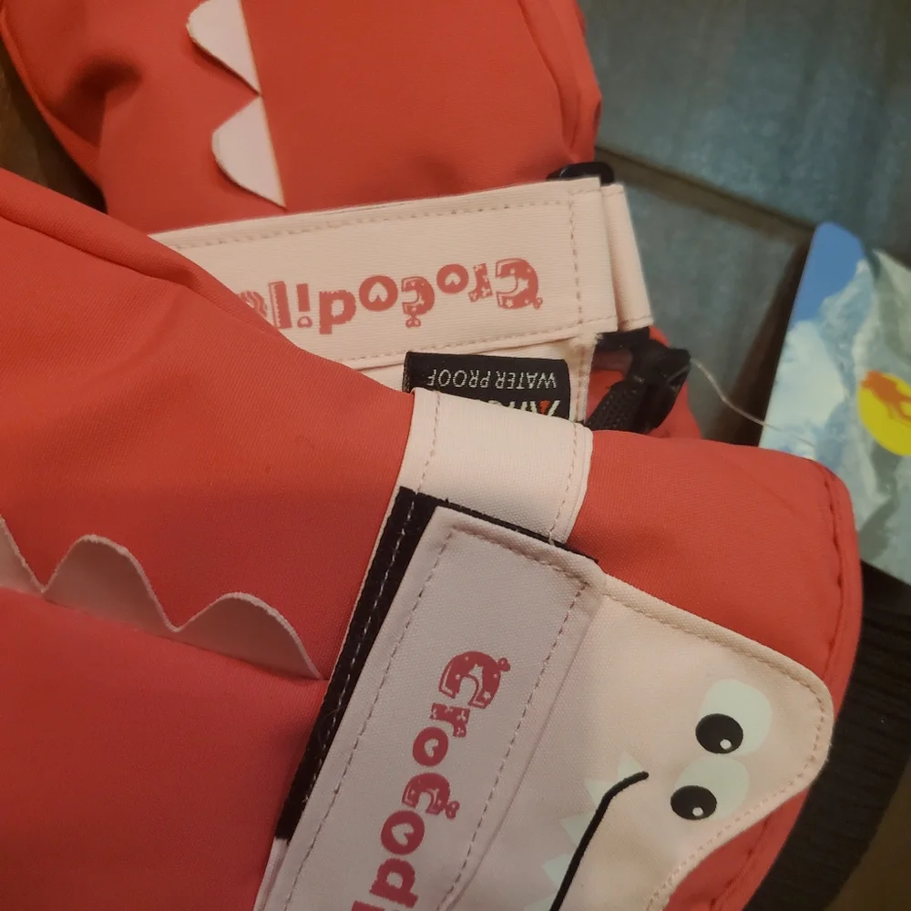 Crocodile pink gloves size 7-9 years old new waterproof